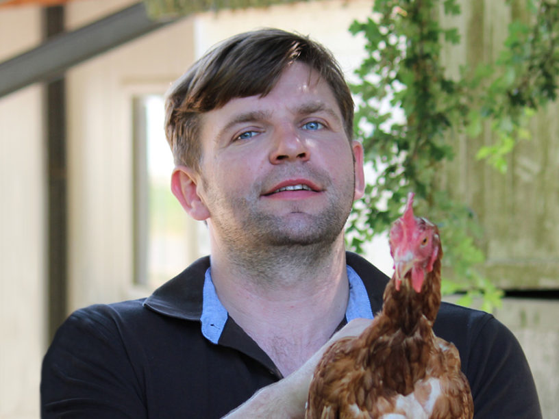 Portrait Gramke mit Huhn